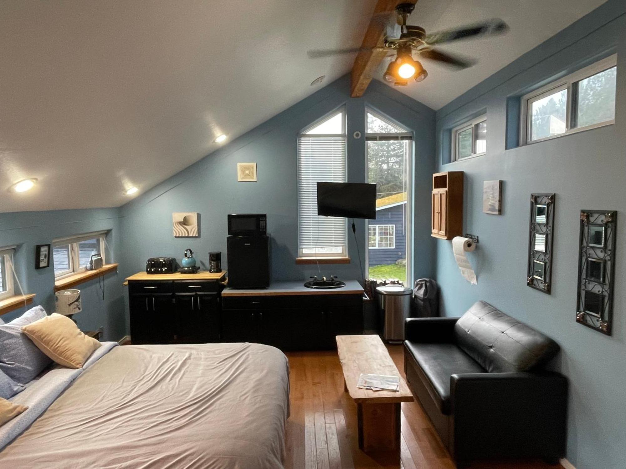 Oceanfront Studio/Loft: Alpacas, Oysters & Kayaks シェルトン エクステリア 写真